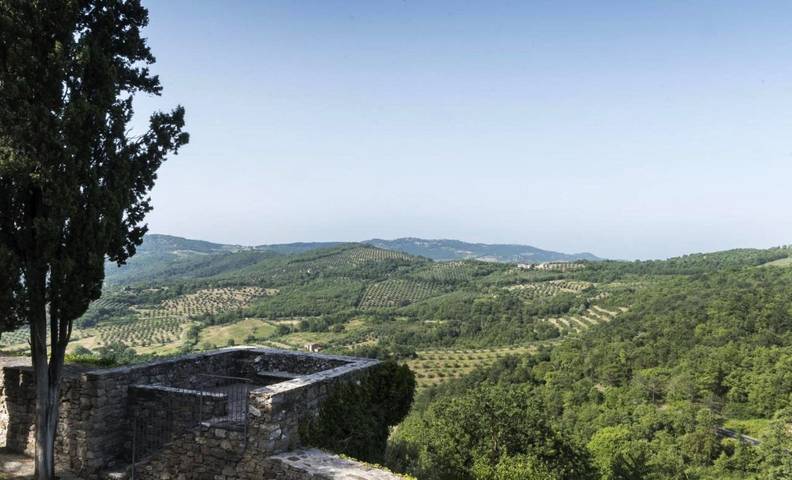 Agriturismo per 4 persone, con panorama e giardino nonché piscina in Magione