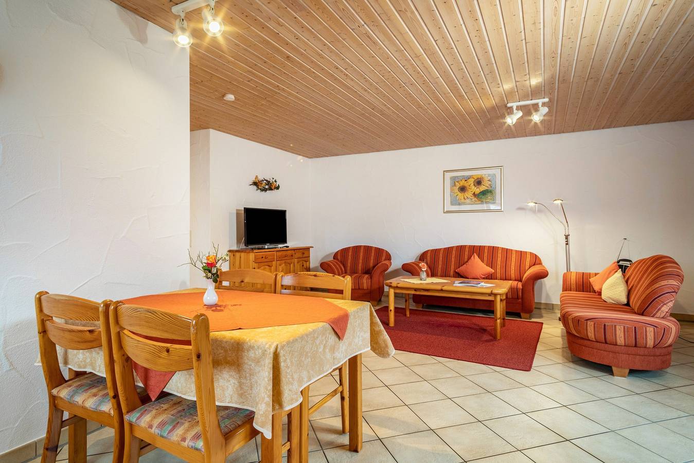 Ganze Wohnung, Ferienwohnung 1, 73qm mit privater Terrasse, Gemeinschaftsgarten und Wlan in Kressbronn am Bodensee, Region Bodensee-Oberschwaben