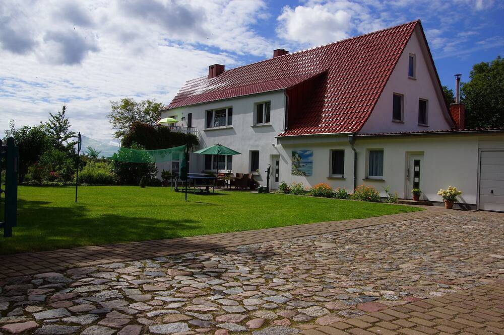 Ganze Wohnung, Ferienappartement Heuboden mit 2 Schlafzimmern und Terrasse, Nähe Störtebeker in Thesenvitz, Bergen auf Rügen