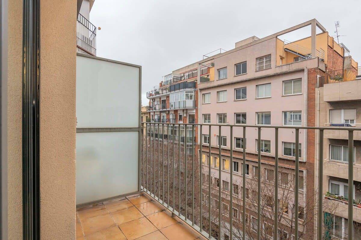 Entire apartment, 2 bedroom apart with balcony in Eixample in Barcelona Centre, Barcelona