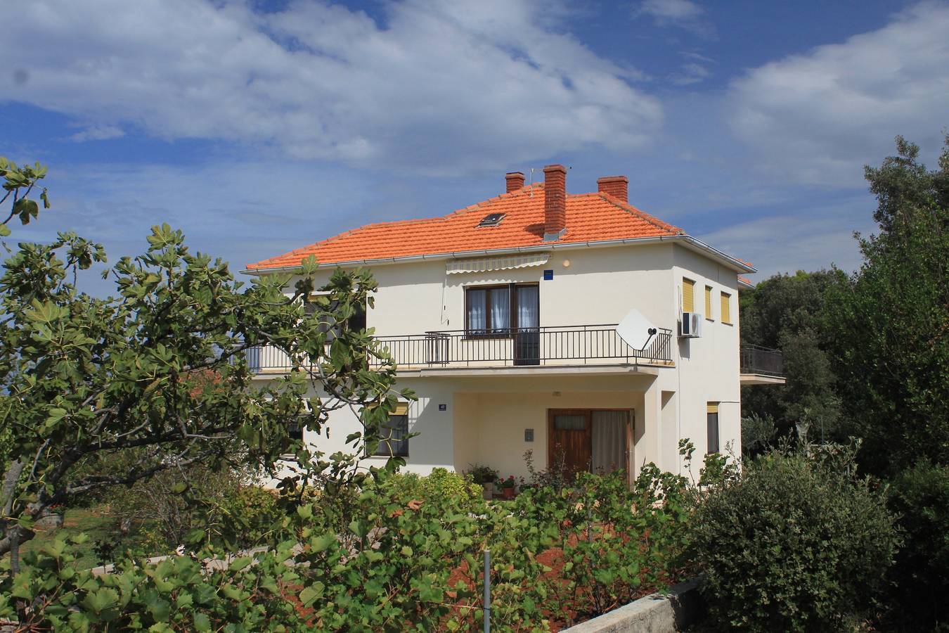 Entire apartment, Three bedroom apartment with terrace and sea view Ugljan A-8493-a in Ugljan, Ugljan Island