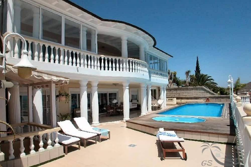 Entire apartment, Chayofa Costa Adeje above Los Cristianos in Arona, South Tenerife