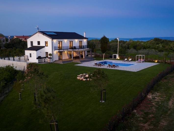 Villa pour 10 personnes, avec Balcon et Terrasse ainsi que Jardin et Piscine à Kavran