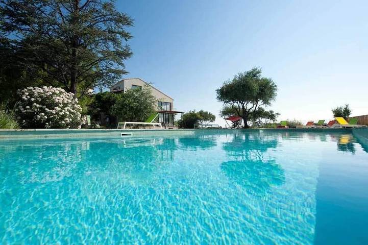 Maison de vacances pour 12 personnes, avec jardin et balcon à Tavel