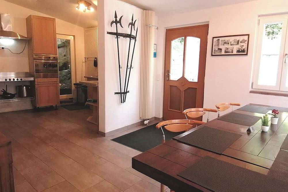 Monteurunterkunft für 7 Gäste mit 3 Schlafzimmer, 3 Bäder & Parkplätzen in Neuerburg, Eifelkreis Bitburg-Prüm