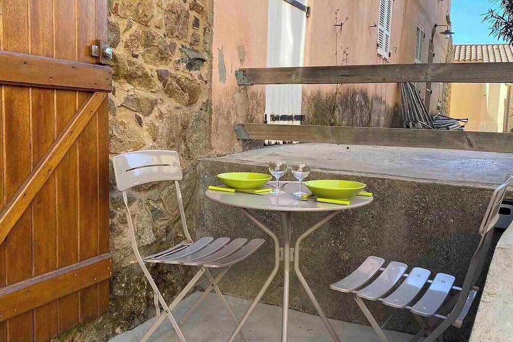 Typical little house in the village of Piana in Piana-Francia, Ajaccio e dintorni