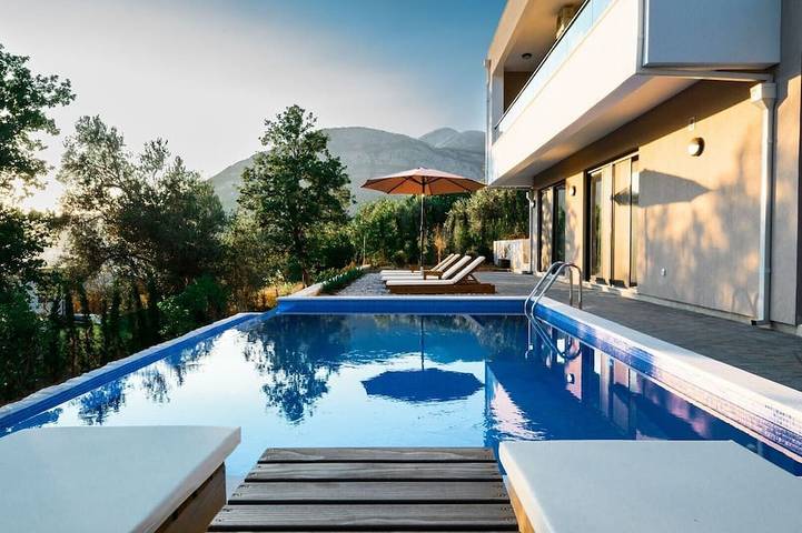 Ferienhaus für 8 Personen, mit Whirlpool und Balkon sowie Garten in Bar