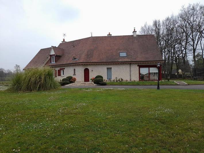 Chambre d’hôte pour 2 personnes, avec piscine et jardin ainsi que vue et balcon à Arnage