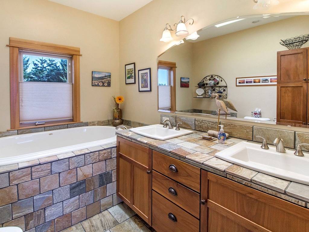 Neuer Heißer Tub !! Wunderschönes Zuhause mit Wasserblick! (Water View Place) in San Juan Island