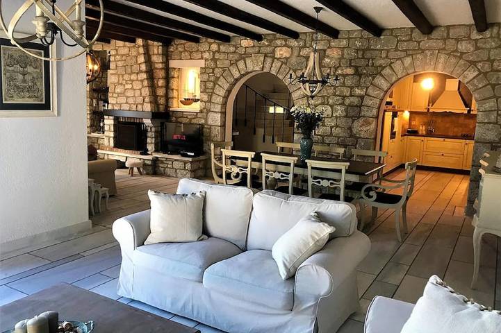 Ferienhaus für 10 Personen, mit Balkon und Whirlpool sowie Garten in Gythio