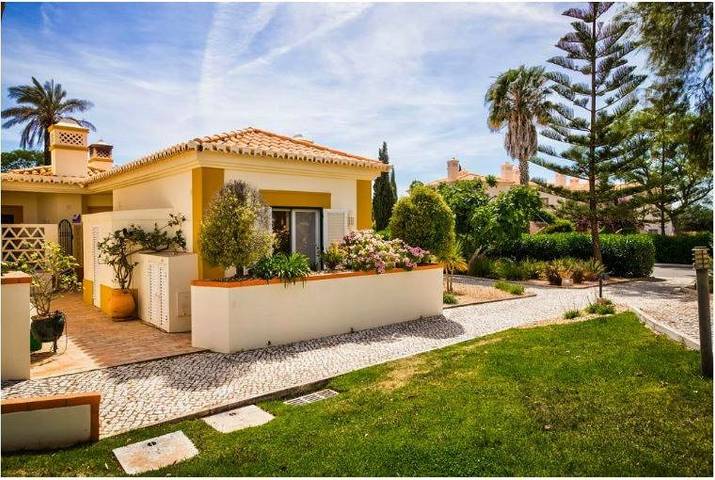 Bungalow para 4 pessoas, com jardim e piscina e ainda vista and piscina infantil em Lagoa