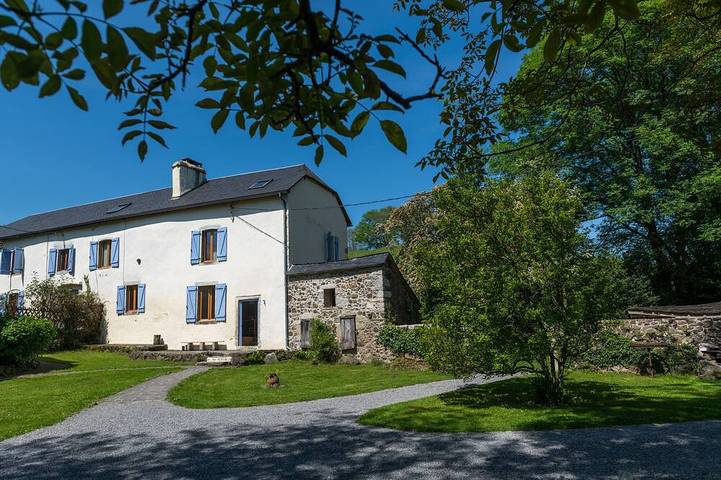 Location de vacances pour 15 personnes, avec Terrasse ainsi que Jardin et Piscine à Arudy