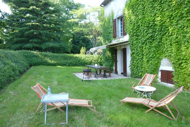 Location de vacances pour 9 personnes, avec jardin et terrasse dans Terres-de-Haute-Charente