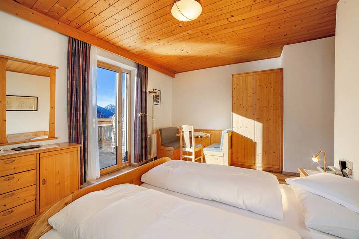 Gasthof Kirchsteiger 'Zimmer 2' avec vue sur lac, terrasse partagée et Wi-Fi in Santa Valburga d'Ultimo, Ultimo