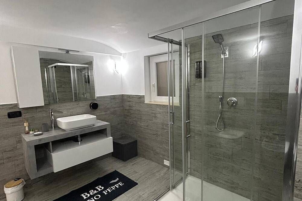 Double room with en suite bathroom and terrace with view in Spoltore, Costa Adriatica Abruzzo
