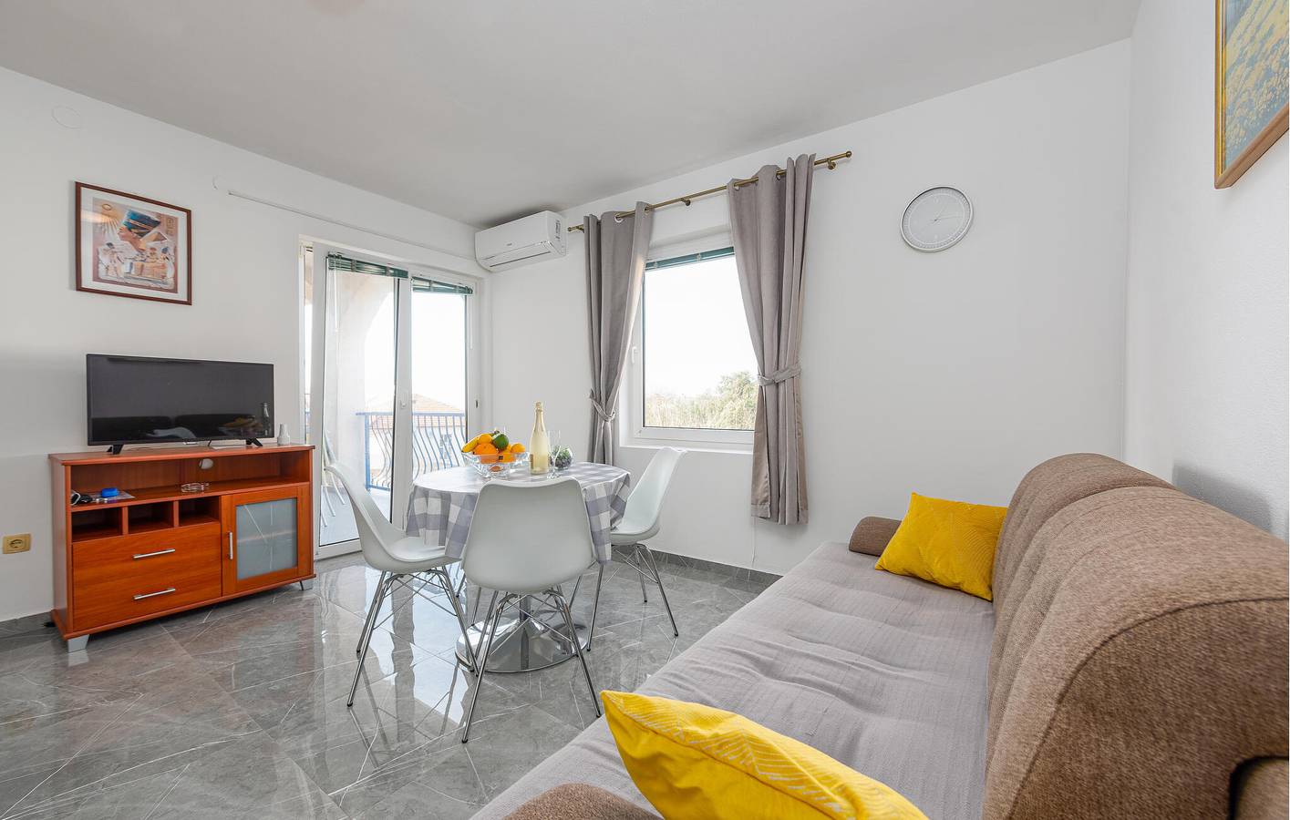 Ganze Ferienwohnung, Apartment am Meer mit Pool, Terrasse und Parkplatz in der Nähe des Strandes Pod Vruljom in Pakostane, Zadar