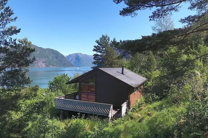 Feriehus for 5 personer, med terrasse i Hardangerfjorden