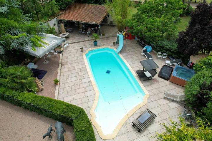Chambre d’hôte pour 2 personnes, avec piscine et jardin ainsi que terrasse et jacuzzi à Feuillade (homonymie)