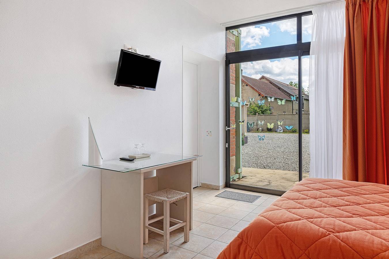 Bed and Breakfast 'Les Malvaux - Chambre Orange' con piscina, terraza y Wi-Fi compartidos in Huriel, Región de Montluçon