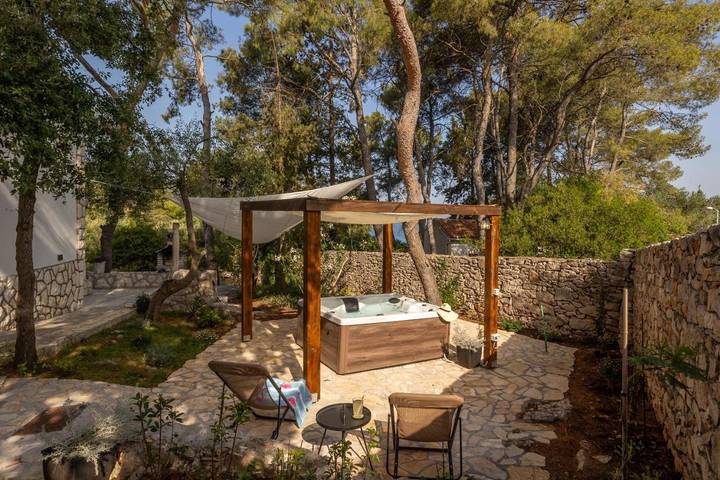 Agriturismo per 6 persone, con Balcone e Idromassaggio nonché Terrazza e Giardino sull' Isola di Lesina
