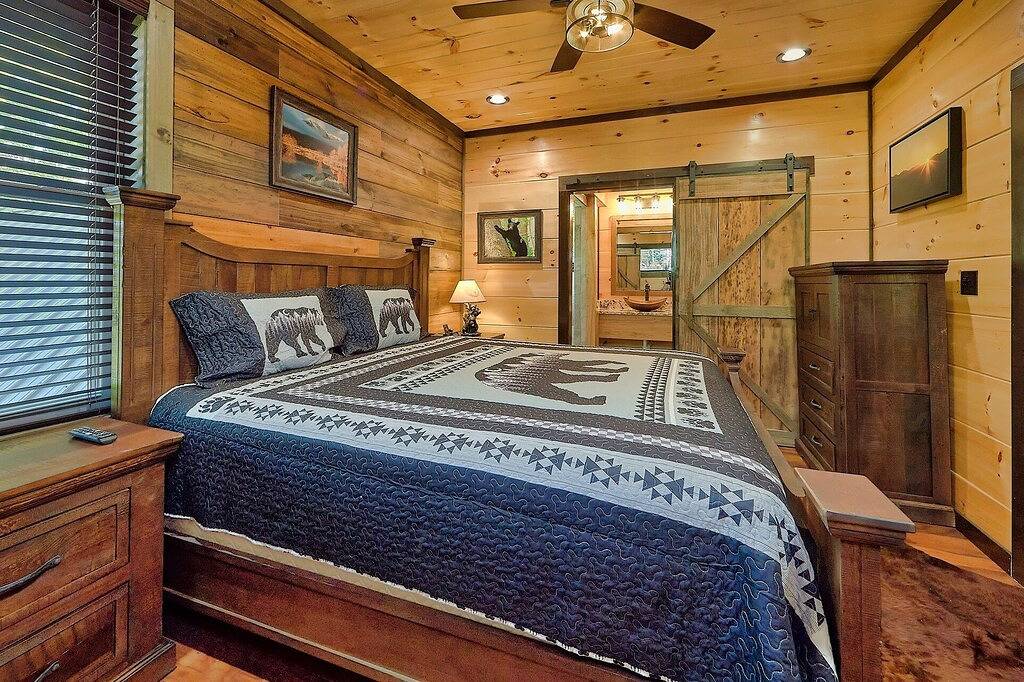 Luxury Pool Cabin w Theater | Firepit | Hot tub in Waldens Creek, Sevier County