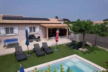 Gîte pour 6 personnes, avec jardin ainsi que vue et piscine à Joyeuse