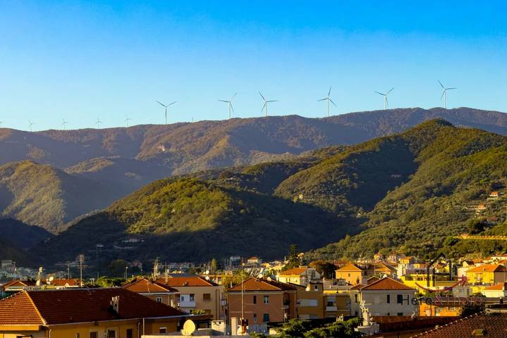 Ganze Wohnung, [Penthouse-Panoramablick] Meer 3 Min. • A/C • Wlan in Bagni Ulisse, Albisola Superiore