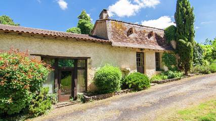 Gîte pour 16 personnes, avec piscine et jardin ainsi que jacuzzi et terrasse, animaux acceptés à Bourgnac