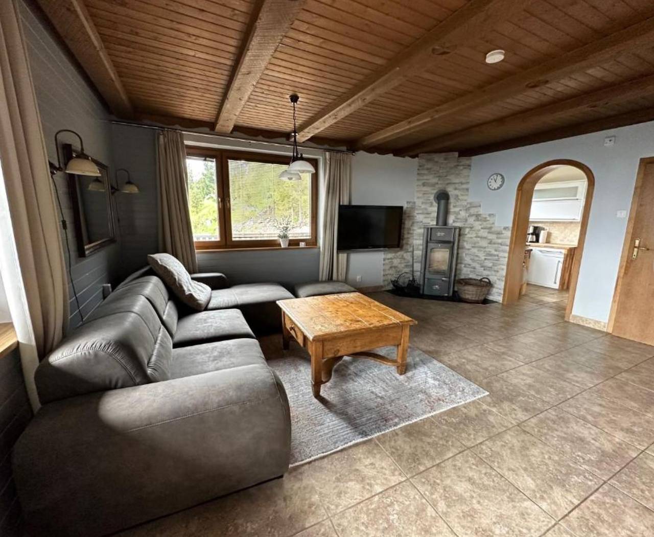 Entire apartment, Holiday Apartment "Haus Weitblick 1" near Slopes with Private Terrace & Wi-Fi in Albeck, Oberkärnten