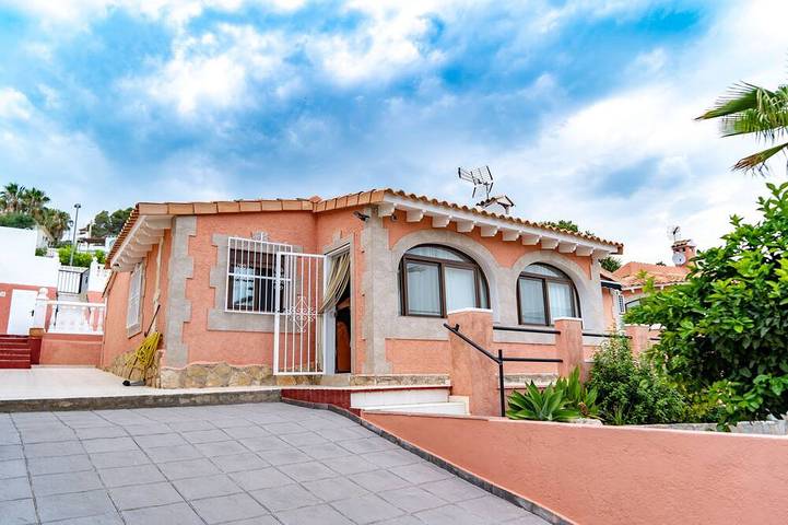 Villa für 8 Personen, mit Whirlpool und Garten sowie Terrasse - 1