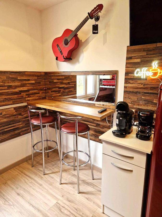 Appartement entier, 06 - Très joli 2 pièces neuf climatisé et tout équipé pour 1 à 4 personnes avec 3 lits, vue sur jardin, parking privatif gratuit, grand fourgon possible, tout le linge de maison est fourni in Razac-sur-l'Isle, Périgord Blanc