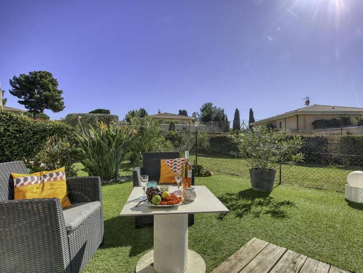 Gîte pour 2 personnes, avec terrasse ainsi que jardin et piscine dans Plage de La Gorguette - 3