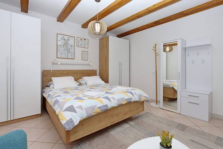 Ganze Wohnung, 1-Zimmer-Ferienwohnung mit Terrasse Klenovica, Novi Vinodolski in Klenovica, Primorje-Gorski Kotar