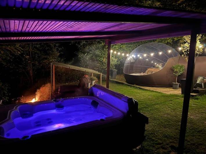 Tente pour 2 personnes, avec Jacuzzi et Terrasse ainsi que Jardin et Vue à Rebecq