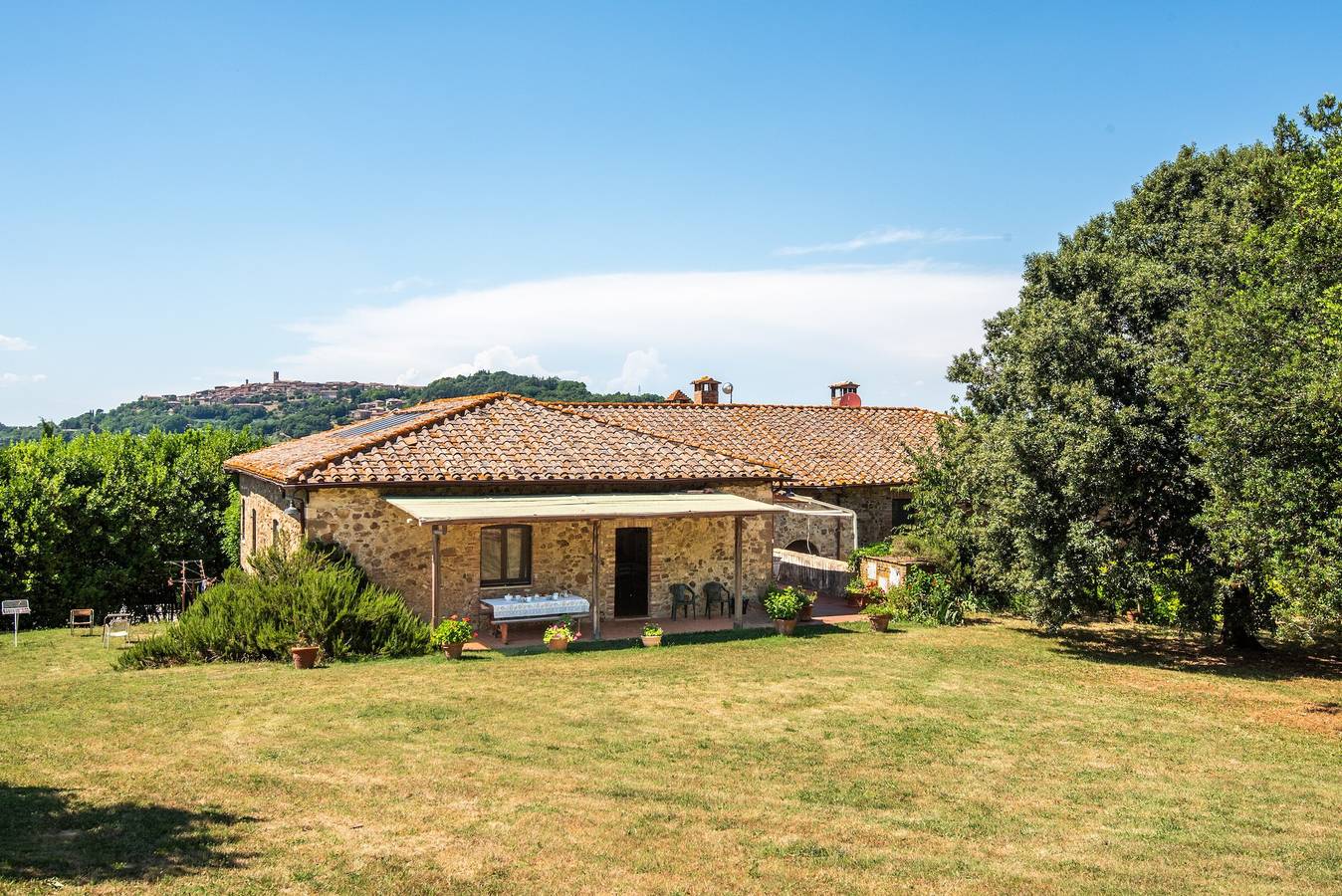 Entire apartment, Apartment 'Autentico In Campagna' with Mountain View, Shared Pool and Wi-Fi in Radicondoli, Siena Province