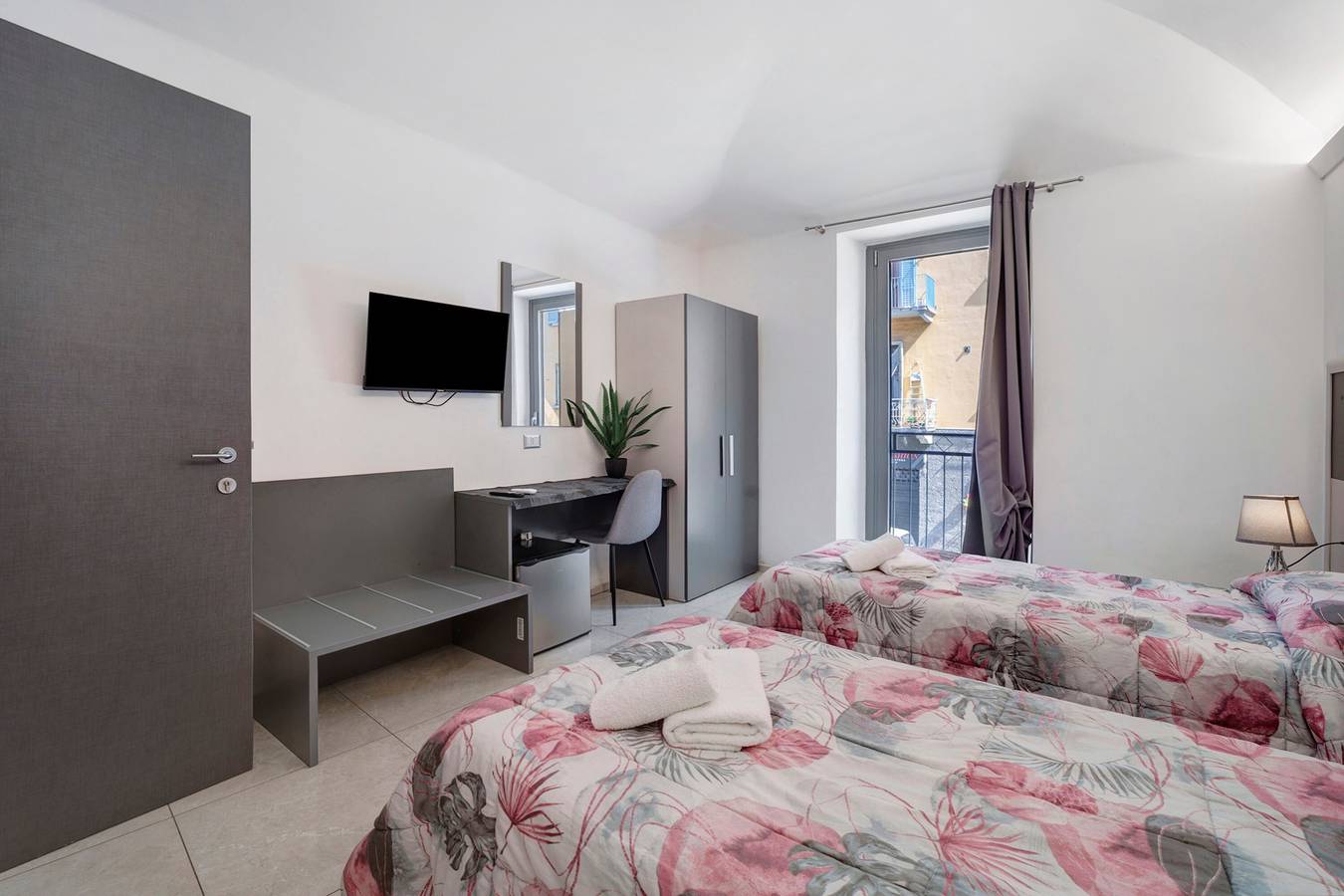 Habitación 'Stanza 101' con balcón y aire acondicionado in Novara, Provincia de Novara
