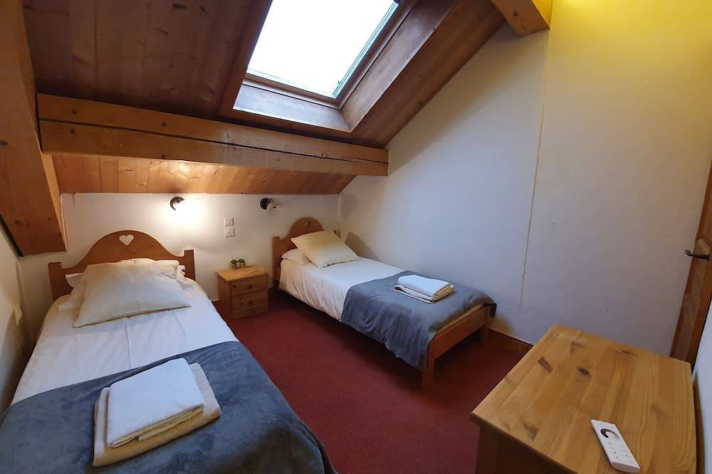 Entire apartment, Ski in Ski Out Luxury Apartment with South West Facing Balcony! in Oz, Écrins National Park