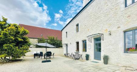 Gîte pour 15 personnes, avec terrasse ainsi que jacuzzi et sauna dans Viévigne