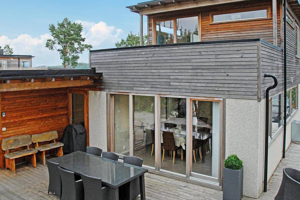 3 bedroom awesome home in Mosterhamn in Hardangerfjord