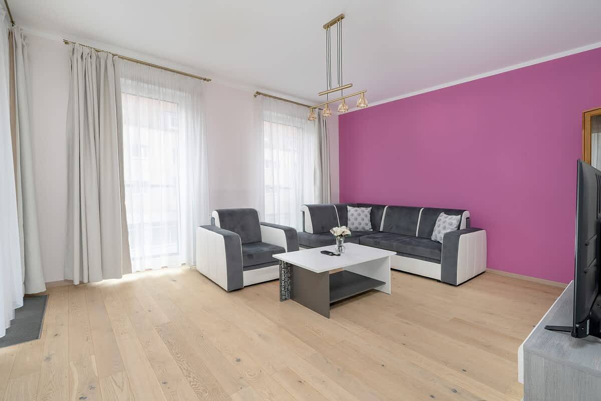 Ganze Wohnung, Elegant Apartment | Balcony, Parking, Close to Market Square in Posen, Großpolen