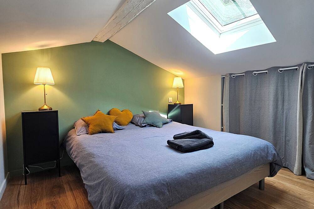 Entire apartment, Domaine de la Ferrière - Garden apartment in wooded grounds, pets welcome in Charbonnières-les-Bains, Rhône