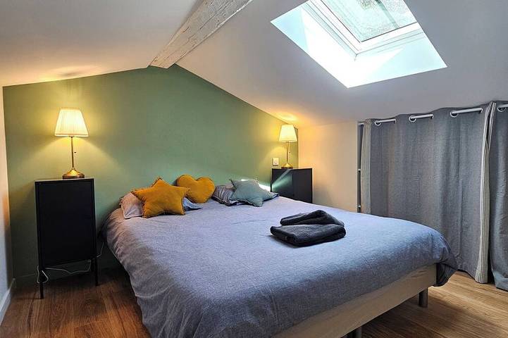 Entire apartment, Domaine de la Ferrière - Garden apartment in wooded grounds, pets welcome in Charbonnières-les-Bains, Lyon region
