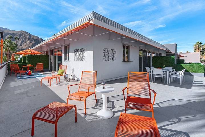 Vacation apartment for 4 people, with pool and hot tub as well as balcony in Palm Springs