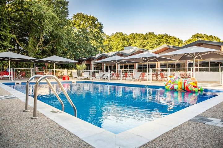 Hôtel pour 3 personnes, avec Terrasse et Jardin ainsi que Piscine et Vue