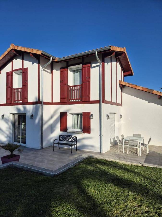 Location de vacances pour 6 personnes, avec jardin ainsi que terrasse et vue à Bardos - 3