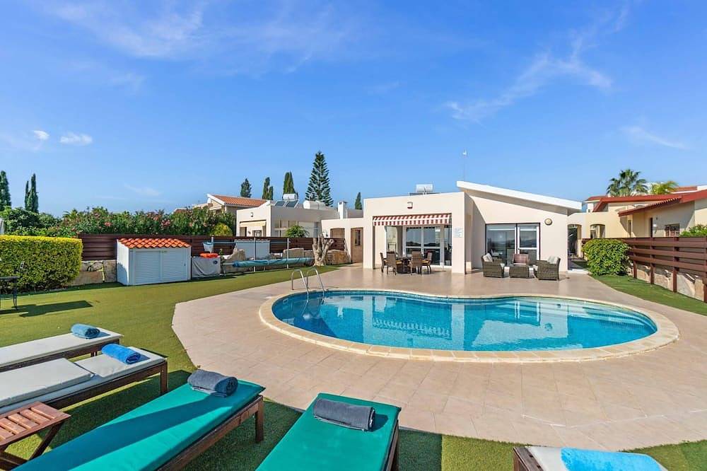 Sea Front Villa Marina Sunrise by  Ezoria Villas in Peyia, Südzypern