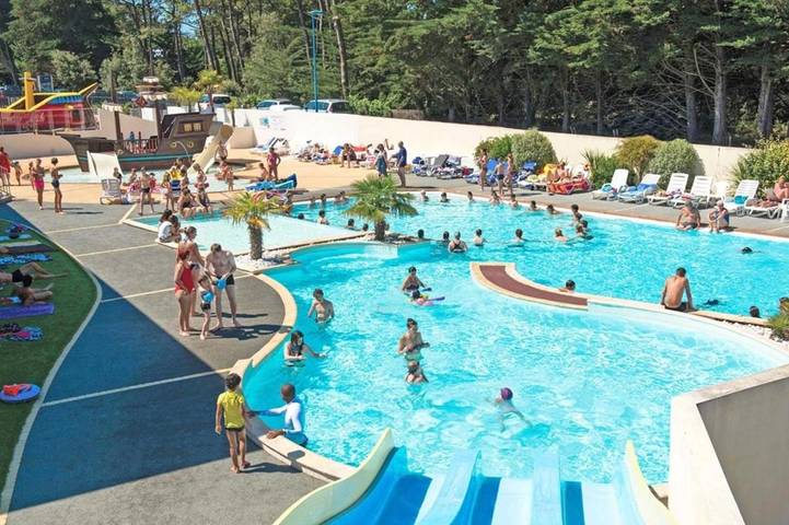 Camping pour 4 personnes, avec Bassin pour enfant ainsi que Piscine et Sauna