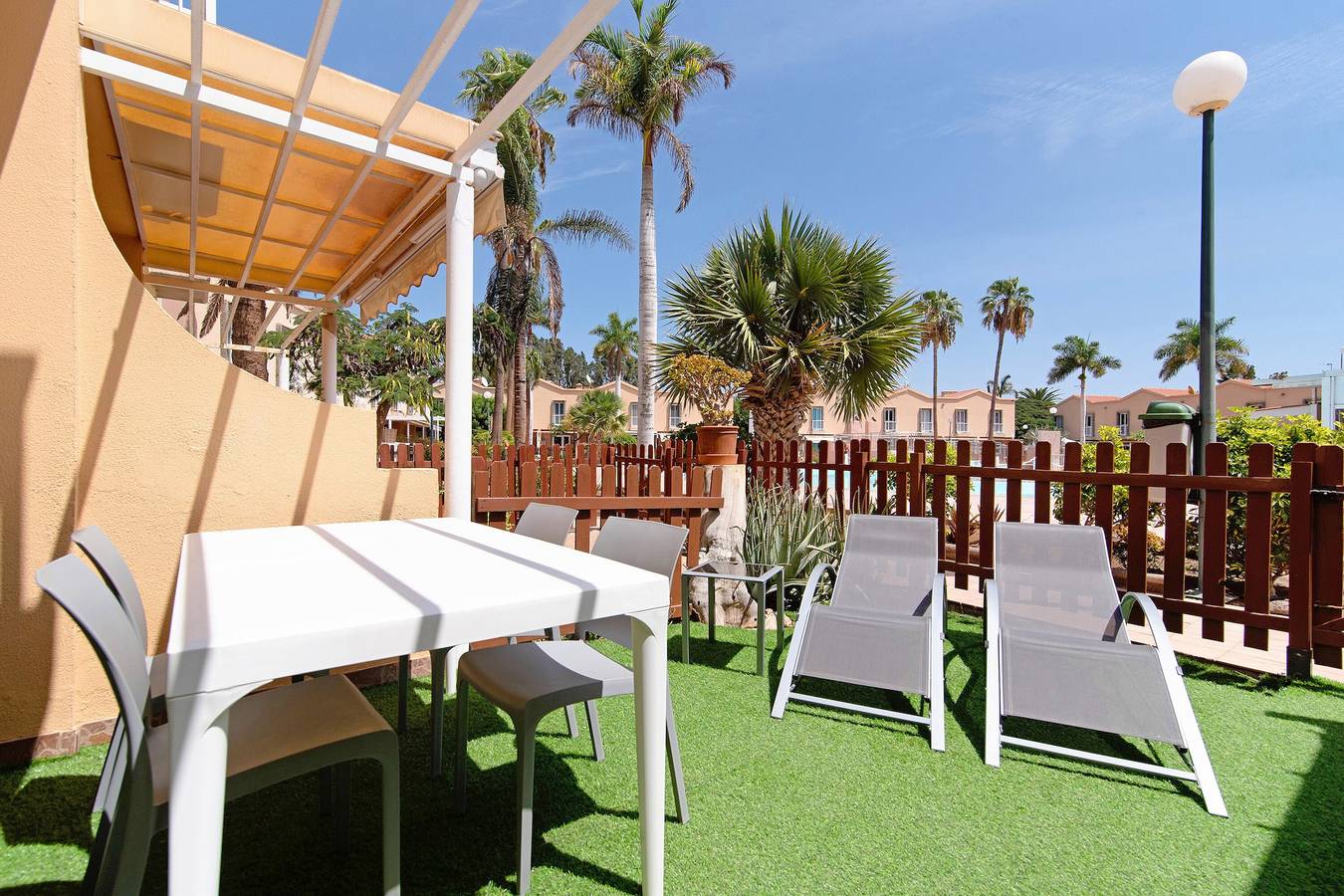 Entire apartment, Vacation Apartment 'Oasis Pool View' with Shared Pool, Wi-Fi and Air Conditioning in Maspalomas, San Bartolomé de Tirajana