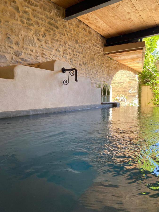 Location de vacances pour 8 personnes, avec piscine ainsi que vue et jardin à Monteils (Gard)