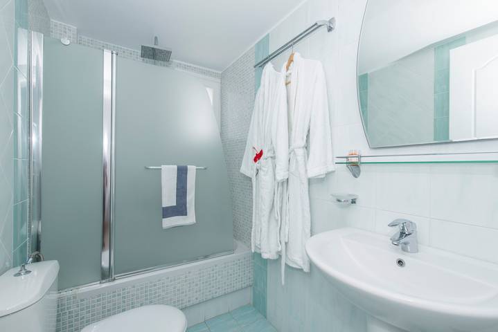 Gîte pour 3 personnes, avec piscine ainsi que vue sur l’océan et balcon, adapté aux familles dans Perivolos - 2